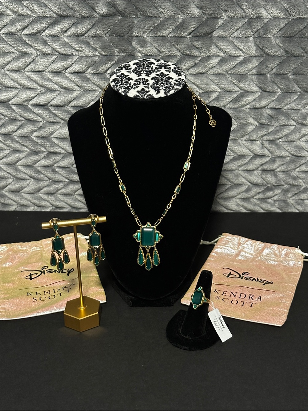 Kendra Scott Disney Snow White Emerald Green Necklace, Earrings & Ring Set